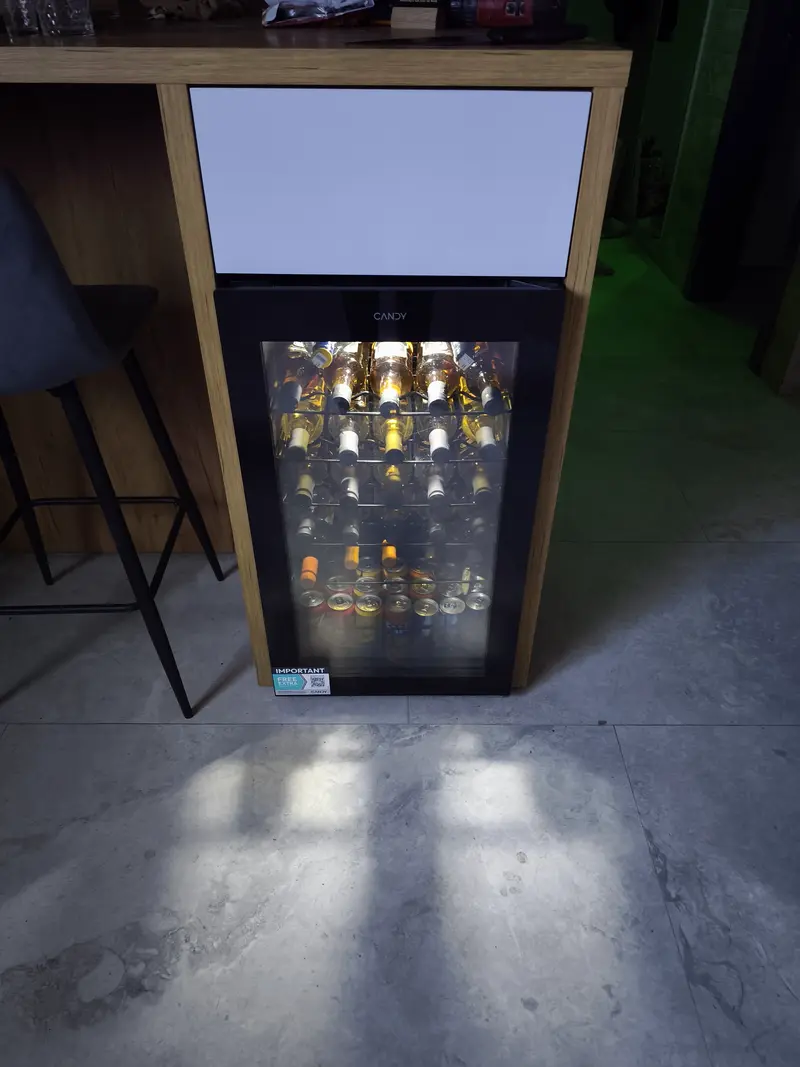 Vinski frižider ispod bara u kući na Tari